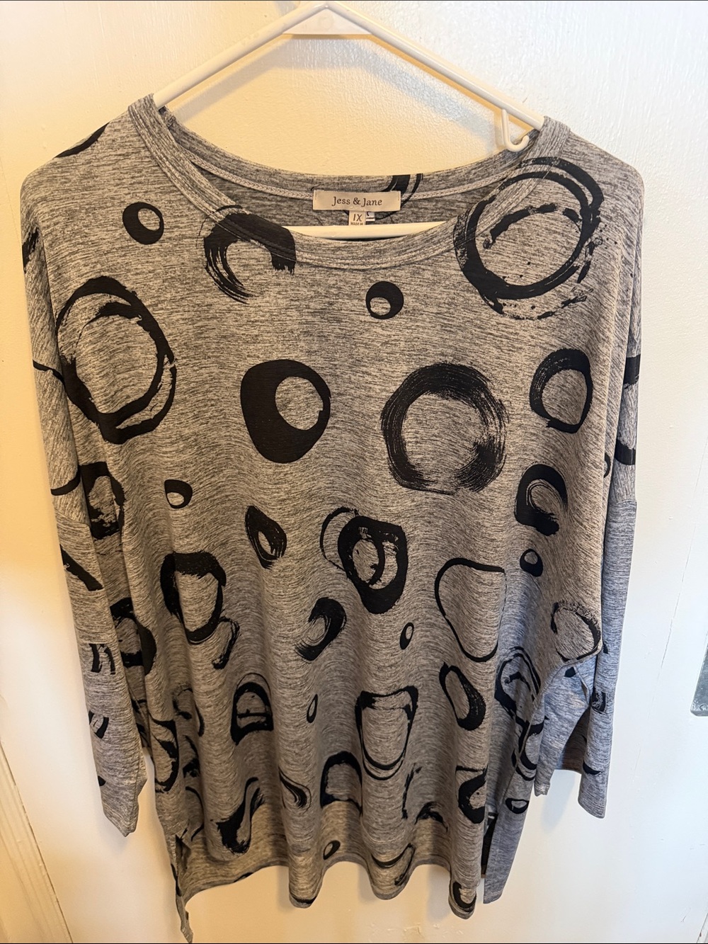 Jess & Jane Grey Long-Sleeve Tee with Black Circle Print